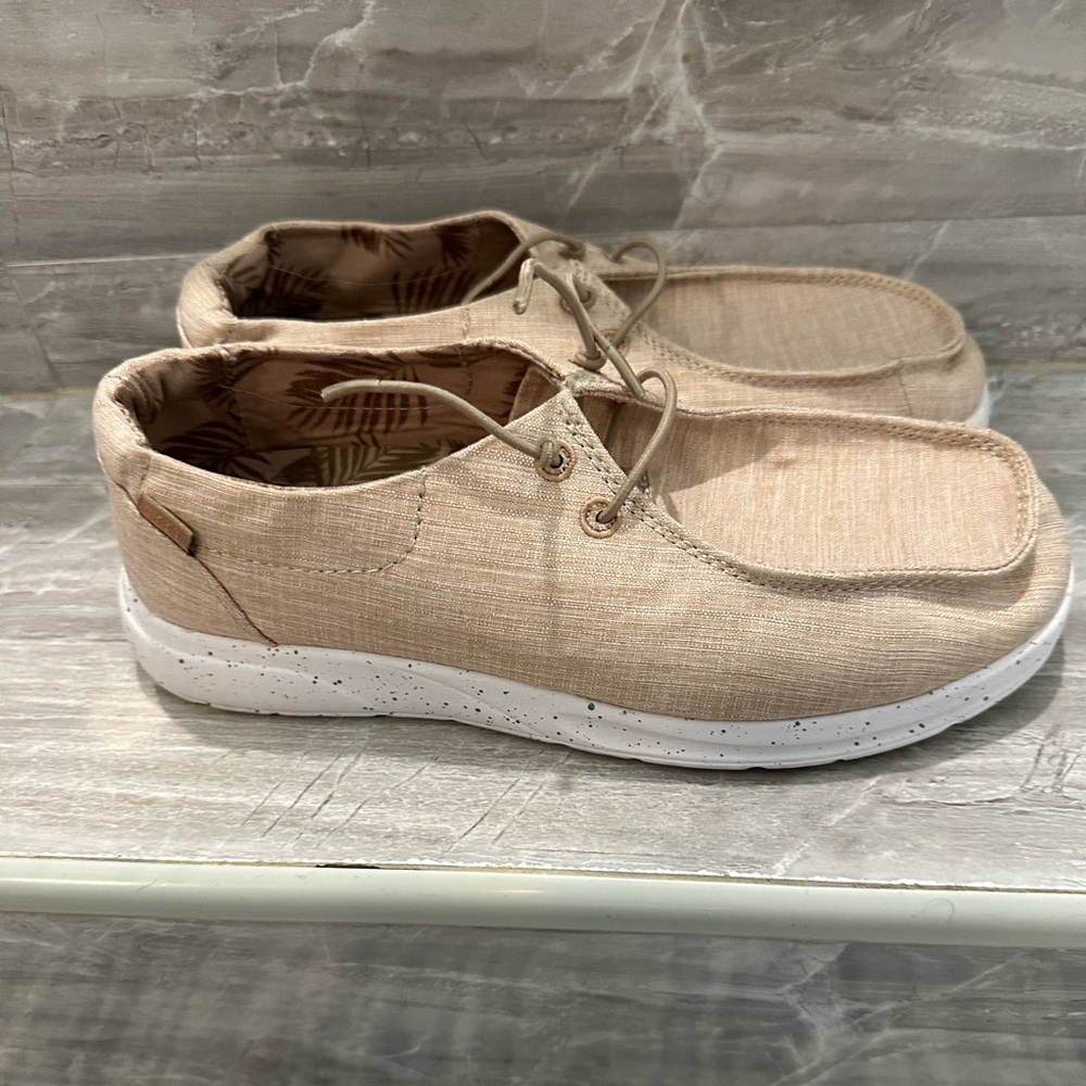 Reef Women’s Cushion Coast Casual Shoe, Beige, Size 7.5